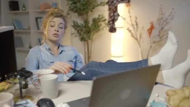 Slordige Single Vrouw Praten Met Vriend Door Laptop Video Chat — Stockvideo