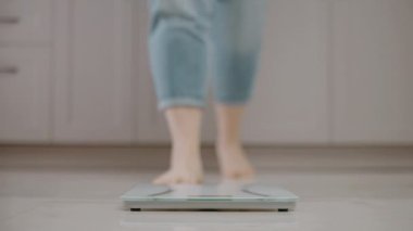 Terazinin üzerinde duran kadın, vücut ağırlığı kontrolü, sağlıklı yaşam tarzı, obezite.