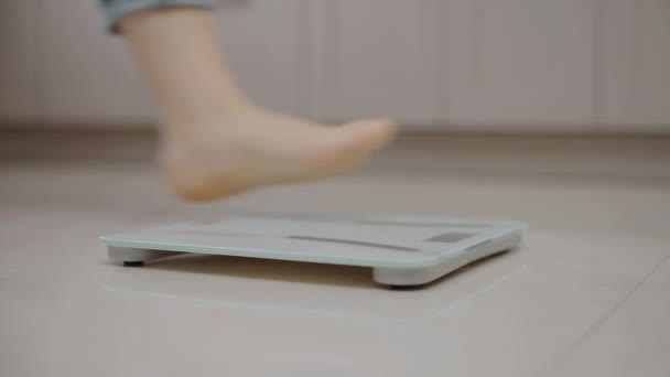 体重を測定する女性 床のスケールに立って ボディケア — ストック動画
