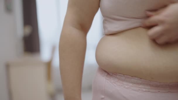 サイド折り目を示すオーバーサイズの女性 腹の脂肪を失う 腹部肥満 — ストック動画