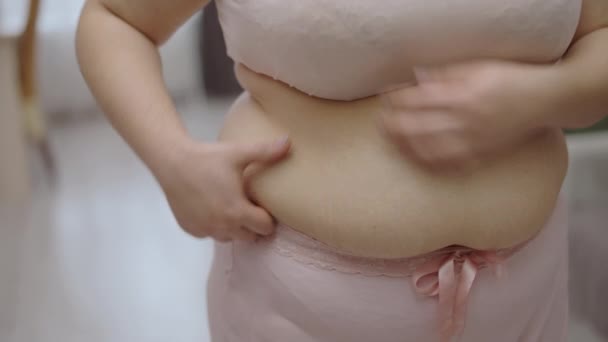 動揺プラスサイズ女性は腹脂肪 健康問題 体重増加 体を見て — ストック動画