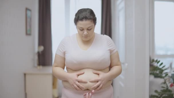 必死に太りすぎの女性は腹の脂肪 不健康なライフスタイル 体を見て — ストック動画