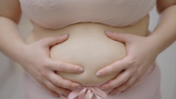 Fettleibige Frauen Berühren Taillenfett Mangel Körperlicher Aktivität Ungesunde Ernährung — Stockvideo