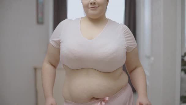 Femme Souriante Taille Avec Danse Graisse Ventre Corps Positif Confiance — Video