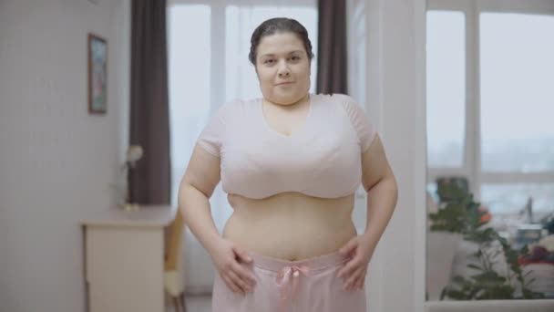 Mujer Con Sobrepeso Chupando Estómago Soñando Con Ser Delgada Pérdida — Vídeos de Stock