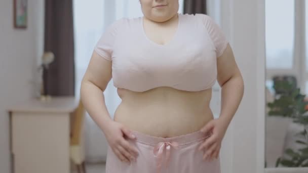 Junge Frau Mit Bauchfett Die Vorgibt Schlank Sein Gewichtszunahme — Stockvideo