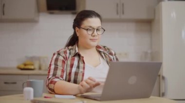 Evde dizüstü bilgisayarda yazı yazan, işte hata yapan, başarısız olan sinirli kadın serbest yazar.