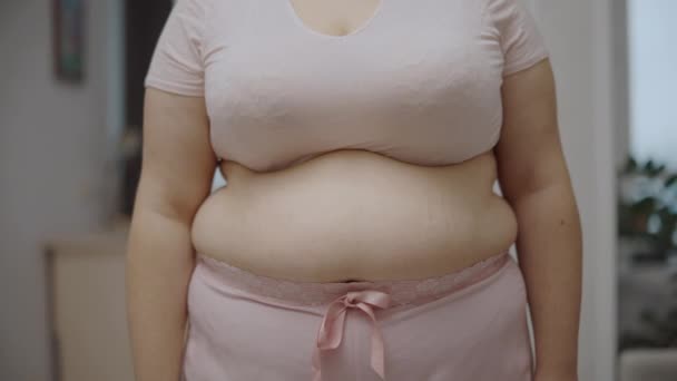 Kobieta Cierpiąca Nadmiar Tłuszczu Jamie Brzusznej Poziom Hormonów Problemy Zdrowotne — Wideo stockowe
