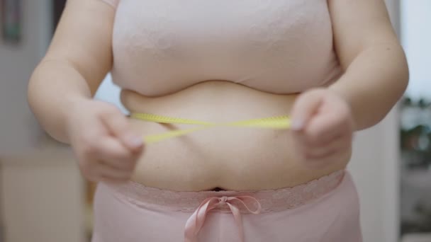 Chubby Kobieta Wiązanie Tłuszczu Brzucha Taśmą Pomiarową Problem Zdrowotny Utrata — Wideo stockowe