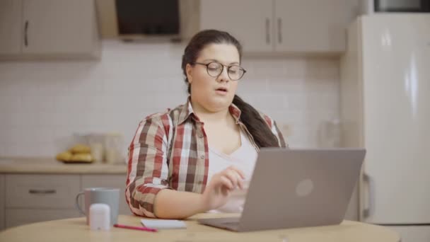 Νεαρή Γυναίκα Που Τεντώνεται Εργάζεται Από Φορητό Υπολογιστή Στο Σπίτι — Αρχείο Βίντεο