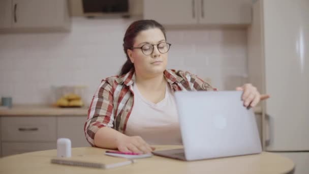 Podekscytowana Kobieta Okularach Czyta Mail Laptopie Udany Start Aktualności — Wideo stockowe