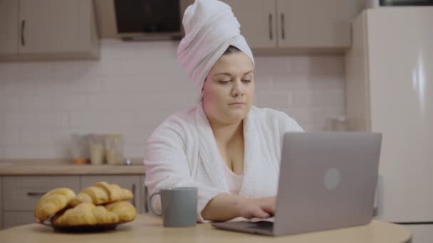 Jovem Mulher Roupão Banho Trabalhando Laptop Casa Pela Manhã Bebendo — Vídeo de Stock