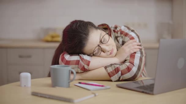 Freelancer Mujer Agotada Durmiendo Delante Computadora Portátil Fecha Límite Del — Vídeos de Stock