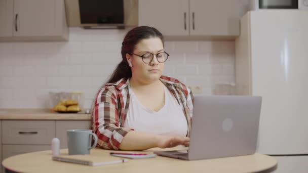 Infastidito Freelancer Femminile Che Legge Messaggio Sul Computer Portatile Cattive — Video Stock