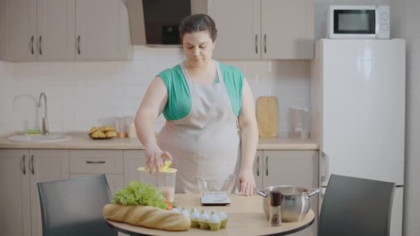 Femme Foyer Mesurant Portion Riz Par Balance Cuisine Alimentation Saine — Video