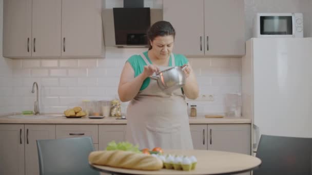 Ibu Rumah Tangga Muda Mencicipi Makanan Dari Pot Belajar Memasak — Stok Video