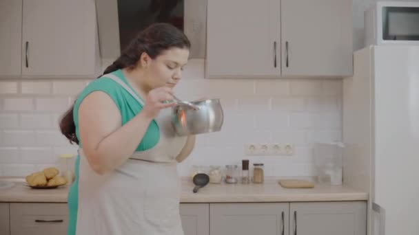 Satisfecho Más Tamaño Femenino Comer Comida Sabrosa Olla Cocina Cocina — Vídeo de stock