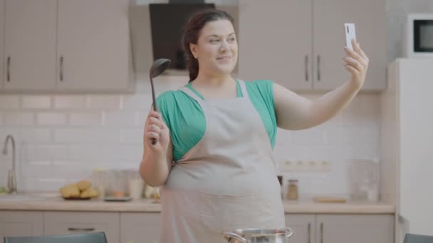 Opgewonden Vrouw Schort Filmen Video Koken Met Smartphone Moderne Baan — Stockvideo