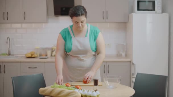 Giovane Femmina Che Taglia Pomodori Freschi Sul Tavolo Cucina Insalata — Video Stock