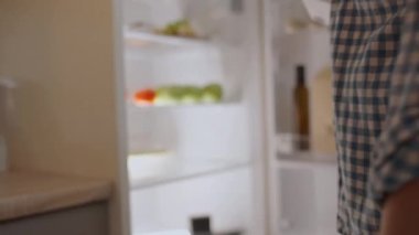 Dolaptan yeşil elma alan kadın, taze meyve, sağlıklı yaşam tarzı, diyet