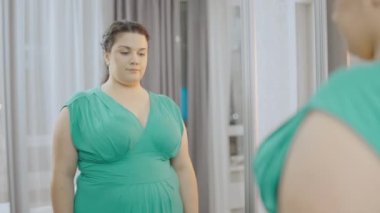 Üzgün şişman kadın mayo deniyor, zayıf olmayı hayal ediyor, kilo veriyor, diyet yapıyor.