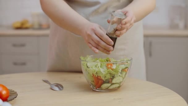 Kobieta Dodając Pieprz Świeżej Sałatki Warzywnej Porady Kulinarne Zdrowe Odżywianie — Wideo stockowe