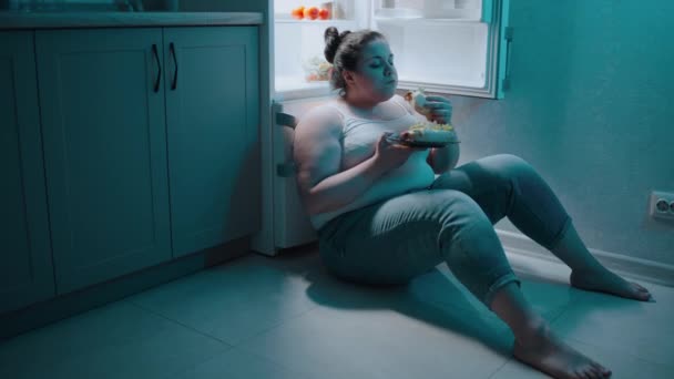 满意的超重女性 喜欢垃圾食品 晚上在厨房吃饭 — 图库视频影像
