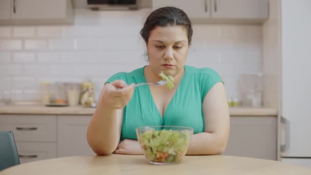 Donna Triste Obesa Che Mangia Insalata Verdure Seduta Tavola Cucina — Video Stock