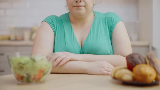 Hungrig Übergewichtige Frauen Denken Über Gesunde Ernährung Willenskraft Ernährung Nach — Stockvideo