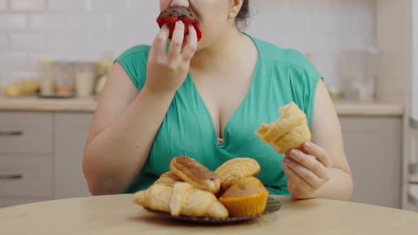 Голодна Жінка Надмірною Вагою Їсть Солодкі Кекси Насолоджується Десертом Апетитом — стокове відео
