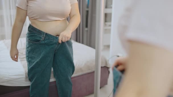 Mujer Gorda Usando Pantalones Gran Tamaño Dieta Eficaz Resultados Pérdida — Vídeo de stock