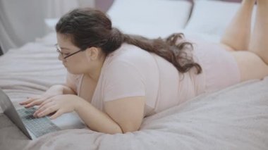 Evde dizüstü bilgisayarla kadın alışverişi, flört başvurusu.