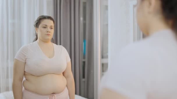 絶望的なぽっちゃり女性とともに余分な腹脂肪見ミラー Inserities — ストック動画