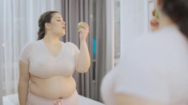 Percaya Diri Ditambah Ukuran Perempuan Makan Apel Hijau Tersenyum Cermin — Stok Video
