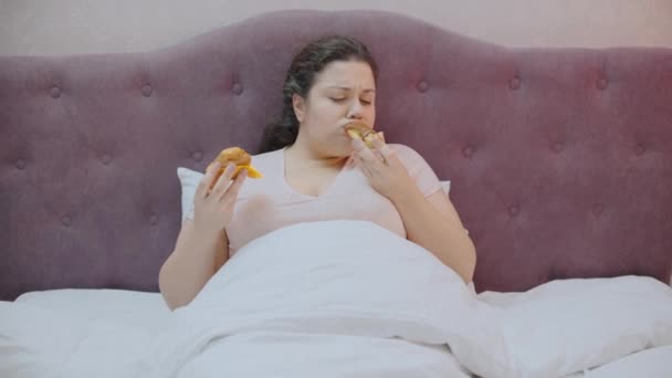 Triste Excesso Peso Feminino Comer Bolos Doces Sentado Cama Vício — Vídeo de Stock