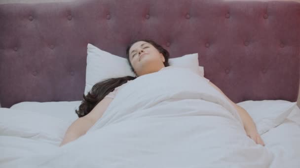 Счастливая Женщина Size Просыпается Утром Чувствует Себя Позитивно Отдыхает — стоковое видео