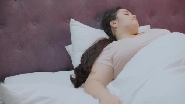 Rozrušená Spící Žena Vypne Budík Ráno Cítí Unavená — Stock video