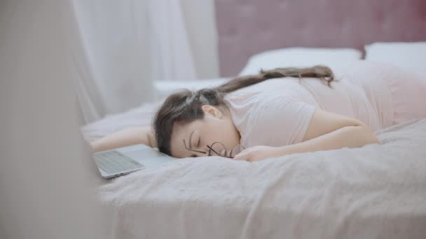 Mulher Bonita Dormindo Cama Frente Laptop Vício Internet Relaxar — Vídeo de Stock