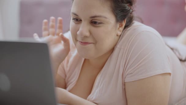 Усміхнена Надмірна Вага Жінка Розмовляє Онлайн Вдома Додаток Знайомств Інтернет — стокове відео
