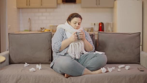 Chorą Kobietę Białym Szaliku Pijącą Gorącą Herbatę Cierpiącą Gorączkę Ból — Wideo stockowe
