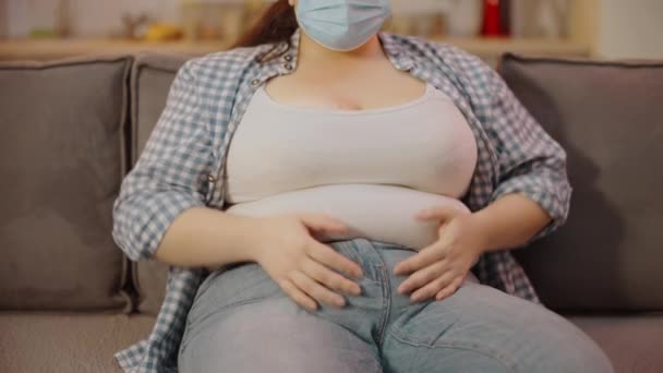 头戴防护面罩的肥胖女人弄混了腰部周围的脂肪 — 图库视频影像