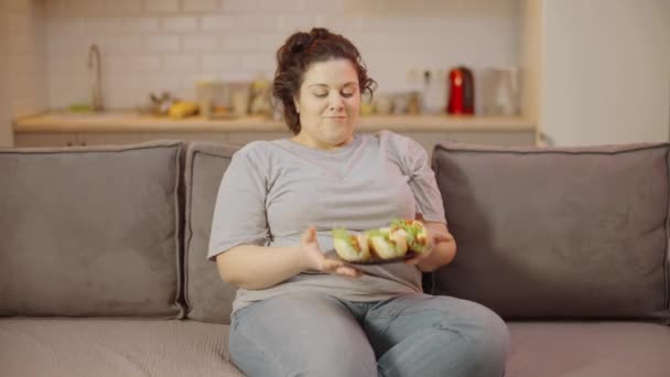 Mujer Obesa Emocionada Mirando Perritos Calientes Plato Adicción Los Alimentos — Vídeos de Stock