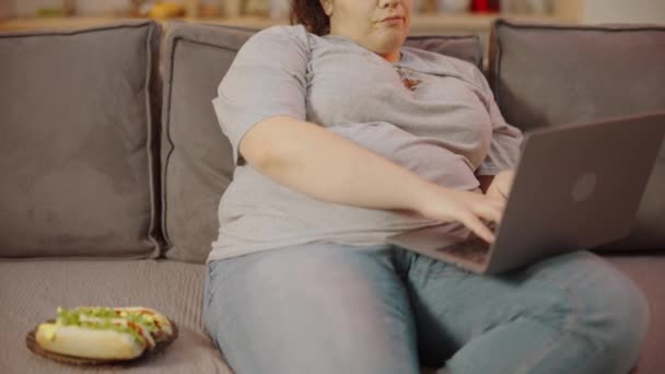 Rommelige Size Vrouw Werken Laptop Kauwen Ongezonde Hotdog Hygiëne — Stockvideo