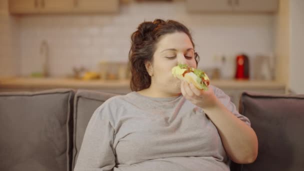 不整洁的超重女人在家吃热狗 邋遢的生活方式 乱七八糟 — 图库视频影像