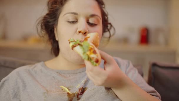 Brute Overmaatse Vrouw Vies Shirt Eet Sandwich Met Ketchup Rommelig — Stockvideo