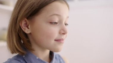 Sevimli bayan çocuk gülümsüyor, evde lezzetli sütten zevk alıyor, süt ürünü, kalsiyum