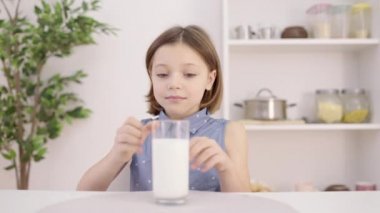 Bardaktan süt içen küçük kız, tarihi geçmiş süt ürünleri, kötü tat.