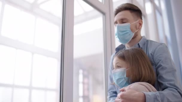 Jeune Père Masqué Embrassant Fille Quarantaine Pendant Une Pandémie Maladie — Video