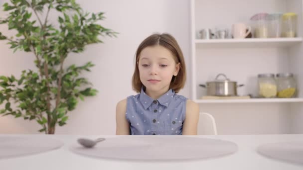 悲しい娘怒っている父親を見てテーブルの上にボウルを置く 親の態度 — ストック動画