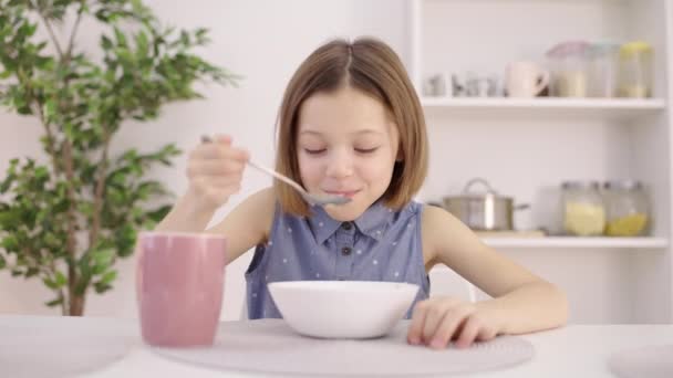 Boldog Lány Eszik Egészséges Reggeli Tea Ivás Táplálkozás — Stock videók